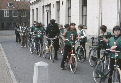 117673 Afbeelding van een groep schoolkinderen tijdens de fietskeuring in het kader van het Verkeersexamen door agent ...